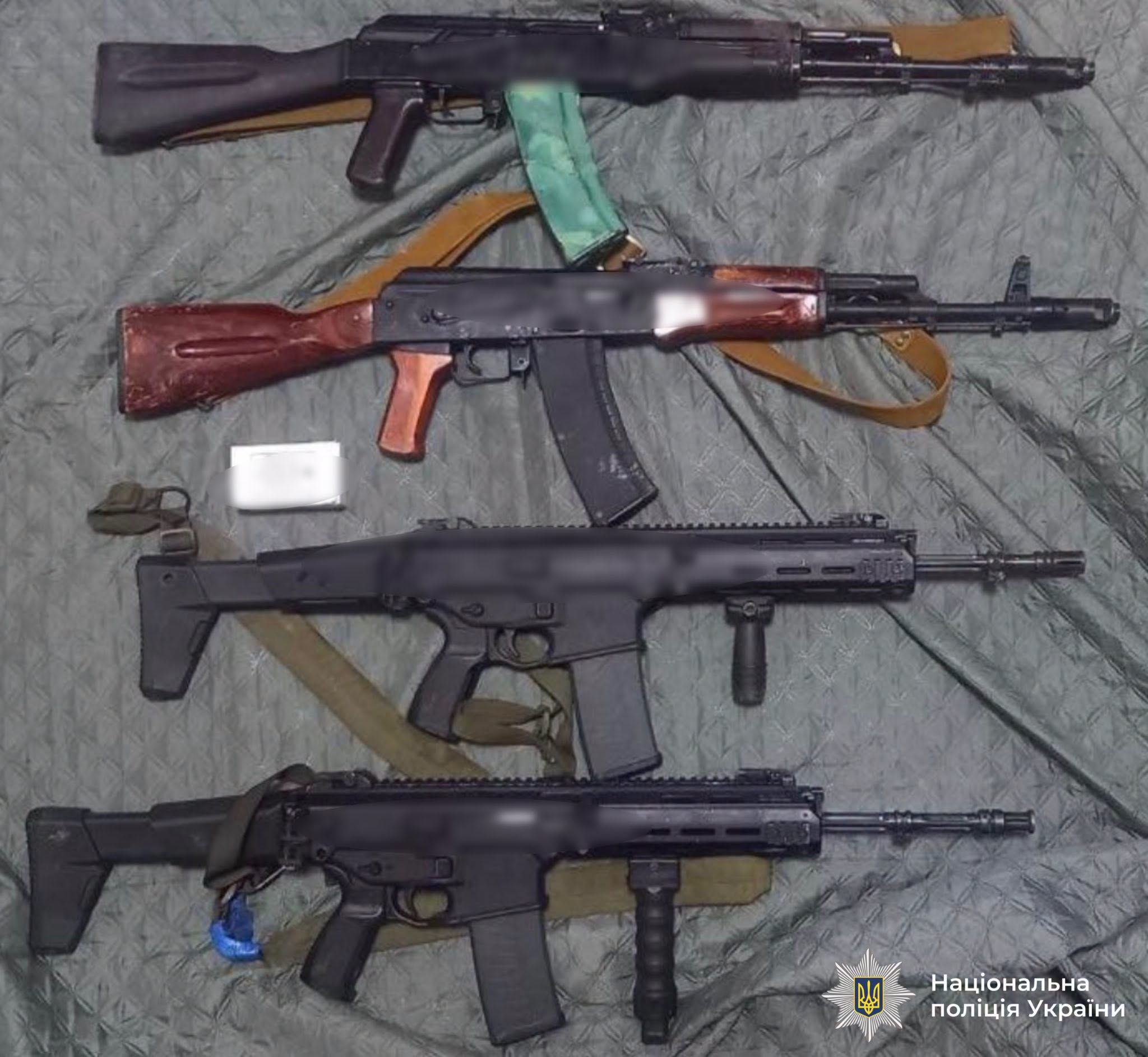 Десять автоматів, три штурмові гвинтівки та сотні набоїв: на Прикарпатті викрили канал збуту зброї (ФОТО)