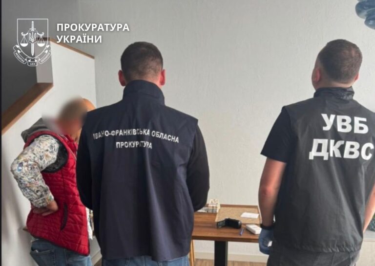 “Постачав на папері” деревину: експосадовцю виправної колонії в Коломиї оголосили підозру розтрати 256 тис. грн