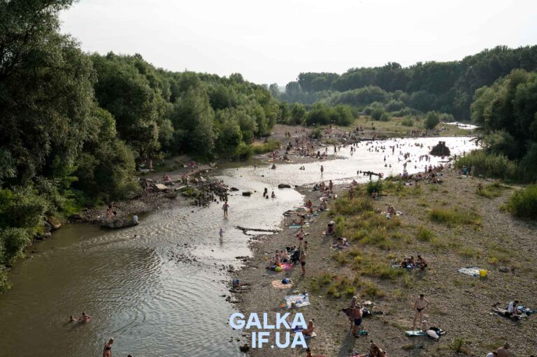 Спека, тиснява і спокійна вода: чому франківці їдуть на річку на Пасічну (ФОТО)