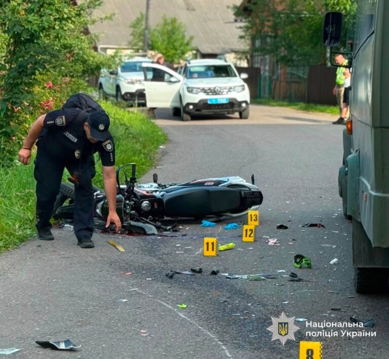 21-річний мотоцикліст загинув після зіткнення з Mercedes у Делятині (ФОТО)