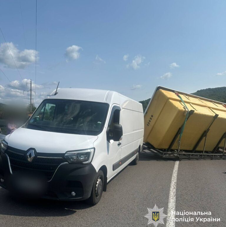 У Яремче Mitsubishi врізався в мікроавтобус із басейном на причепі (ФОТО)