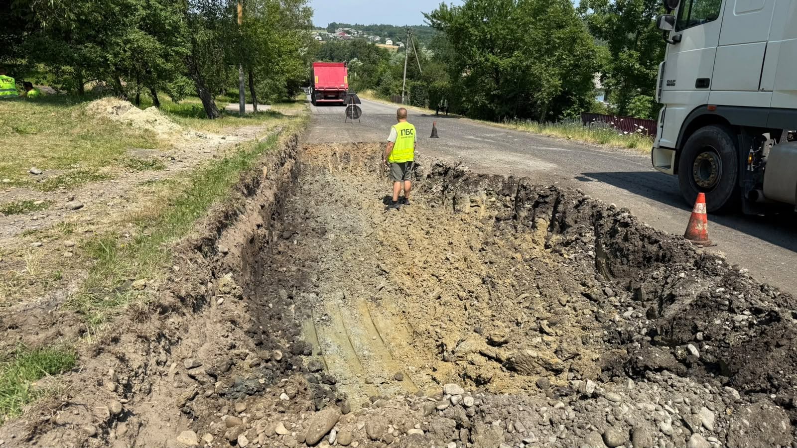 На Калущині асфальтують ділянку дороги після зсуву ґрунту (ФОТО)