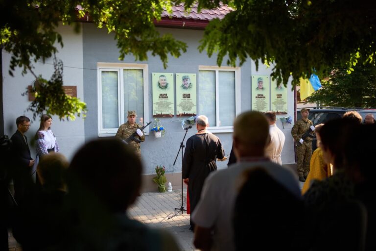 Пам’ять про захисника: в Опришівцях відкрили анотаційну дошку Андрію Літанюку