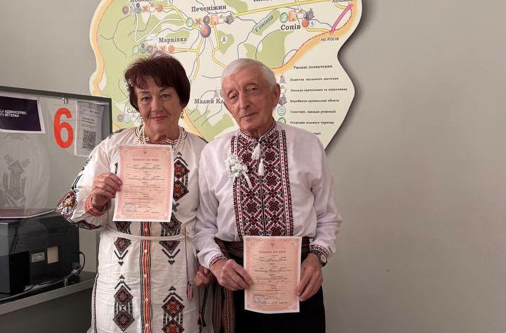 Любов не знає віку: на Прикарпатті одружилася літня пара переселенців із Херсонщини (ФОТО)
