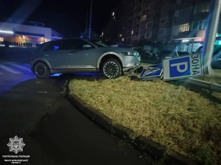 У Франківську 19-річний водій врізався у дорожні знаки (ФОТОФАКТ)