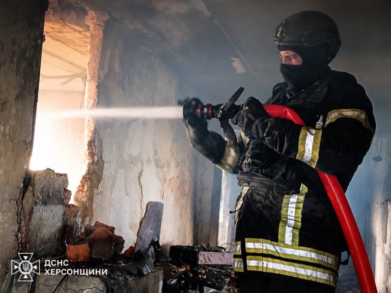 Росіяни атакували Херсон: постраждали семеро людей (ФОТО)