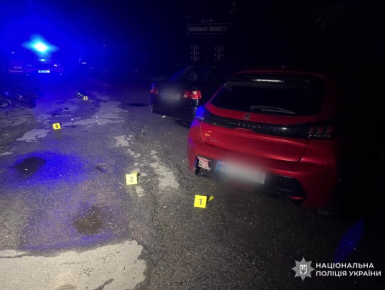 У Тисмениці п’яний мотоцикліст зіткнувся з авто, після чого збив пішохода: потерпілого госпіталізували