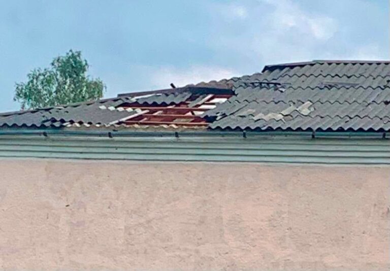 Блискавка травмувала дівчину, пошкоджений дах школи, частина області без світла: наслідки негоди на Прикарпатті