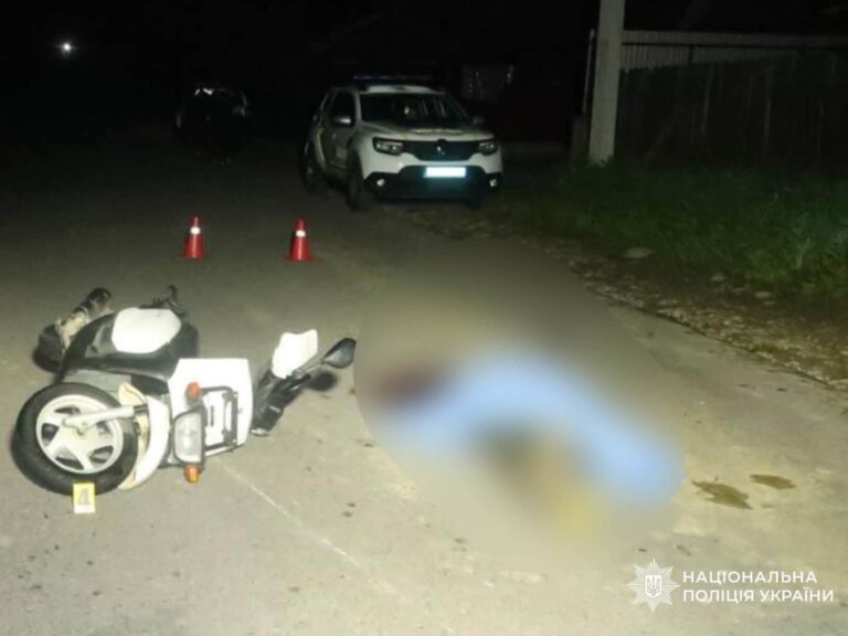 На Калущині скутерист зіткнувся з припаркованим авто: від отриманих травм він загинув на місці (ФОТО)
