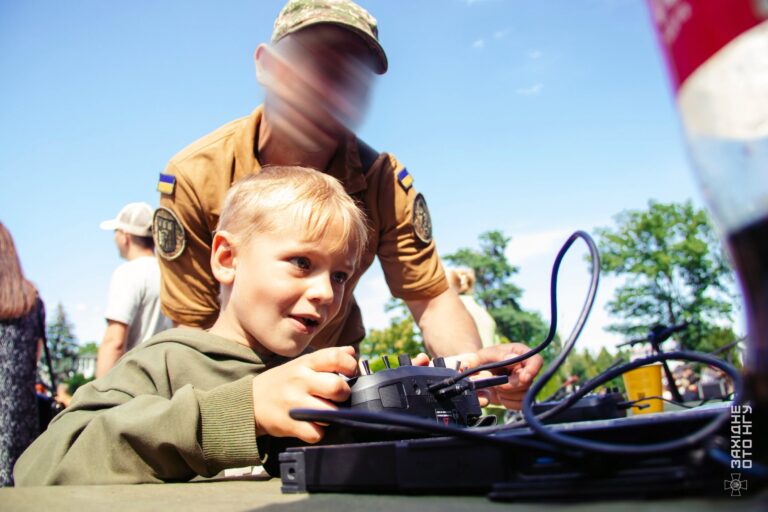 У Бурштині нацгвардійці 50 полку вчили жителів домедичної допомоги та оглядали техніку (ФОТО)