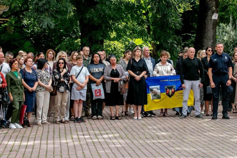 День вшанування памʼяті: у Франківську родинам полеглих героїв передали державні нагороди (ФОТО)