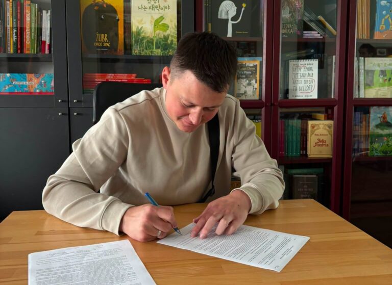 Прикарпатський письменник Артур Дронь анонсував нову книжку, яка вийде восени