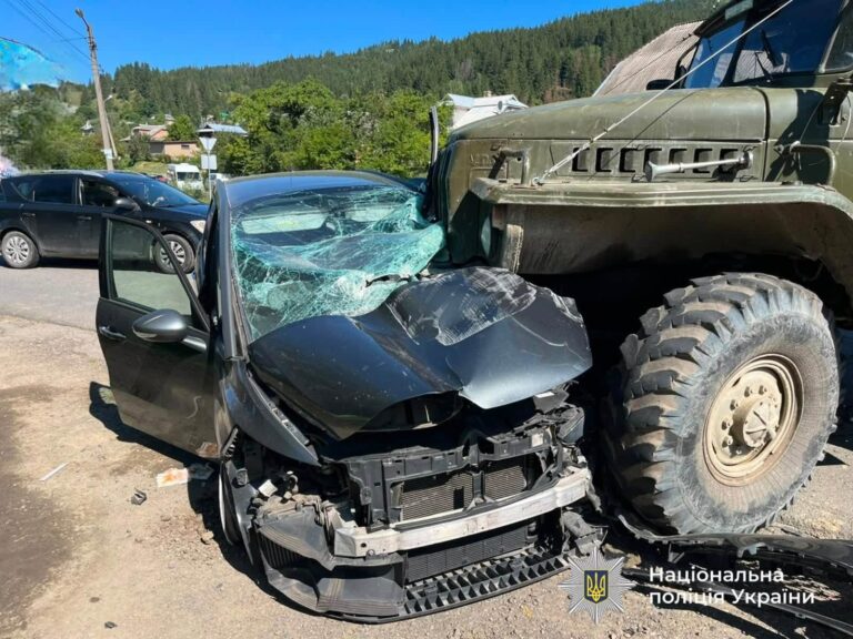 У Верховині зіткнулися Citroën та вантажівка: загинула 79-річна пасажирка (ФОТО)