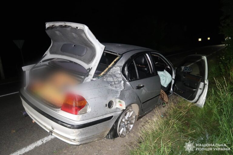 У Делятині BMW з п’яним водієм врізався в кам’яну огорожу: травмувалися троє пасажирів (ФОТО)