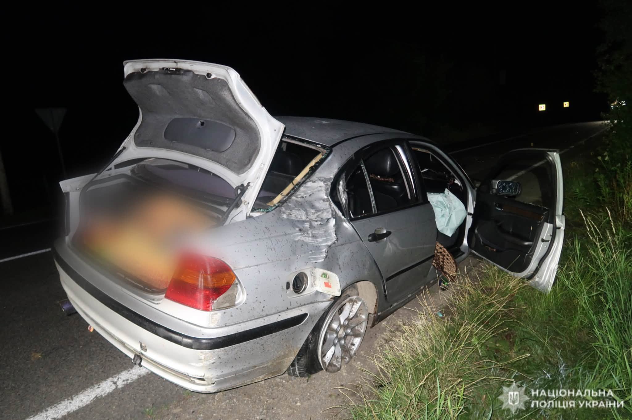У Делятині BMW з п’яним водієм врізався в кам’яну огорожу: травмувалися троє пасажирів (ФОТО)