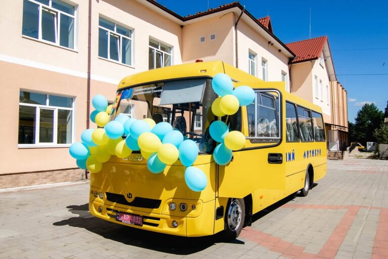 Для Делятинського ліцею передали новий шкільний автобус