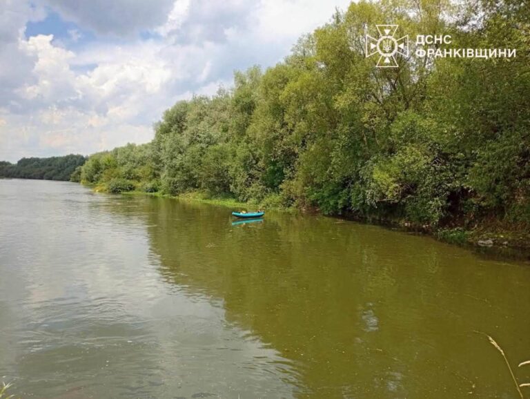 На Дністрі двоє франківців застрягли на острівці – човен забрала течія (ФОТО)
