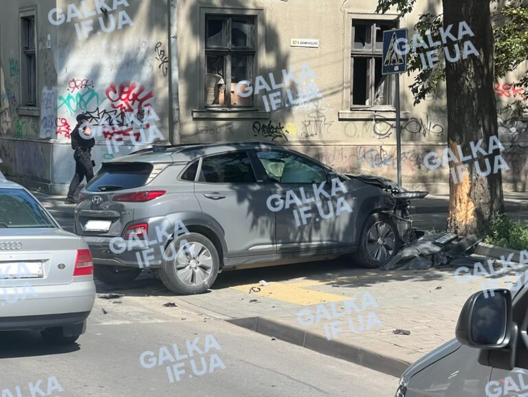У Франківську Hyundai врізався в дерево (ФОТОФАКТ)