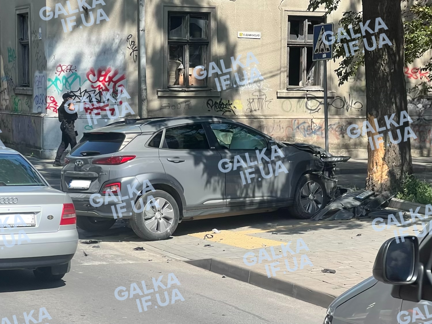 У Франківську Hyundai врізався в дерево (ФОТОФАКТ)