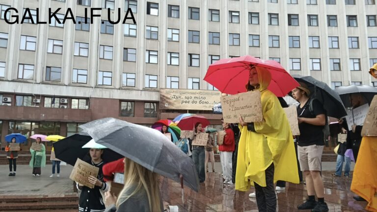“Федоров + Драпатий = нас не подолати”: не зважаючи на зливу франківці дев’ятий день поспіль вийшли на мітинг (ФОТО)