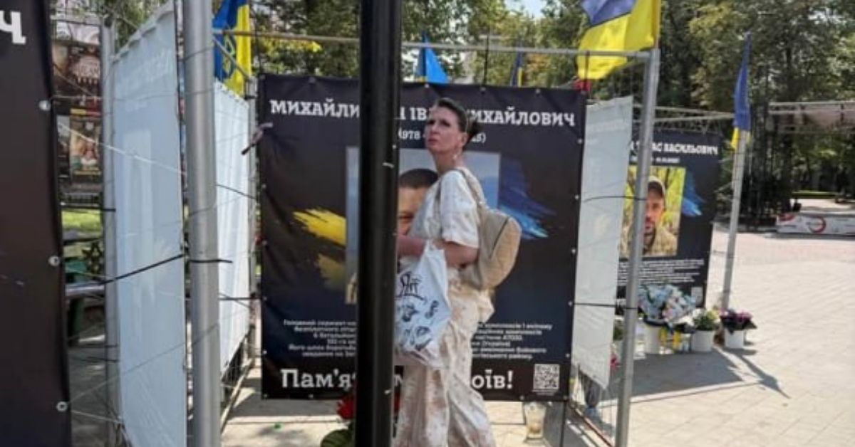 У Франківську встановили особу жінки, яка розписала нецензурними словами банер із портретом загиблого захисника