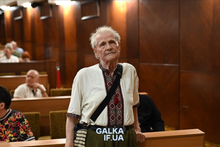 Підлагодив лавку за звичкою: інженер Орест Івасик з вірусного відео розповів, чому зробив це сам