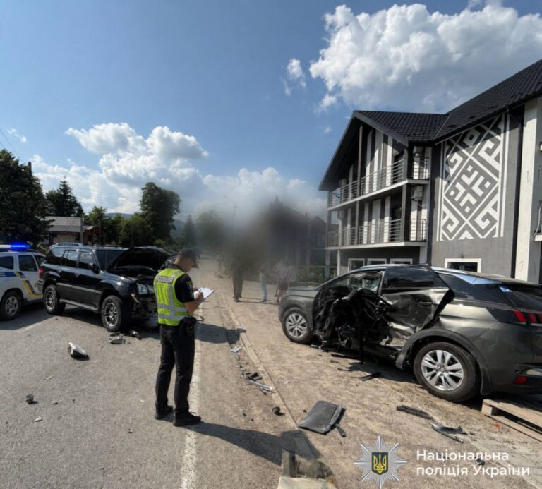 У Микуличині зіткнулися Peugeot і Lexus: двох людей госпіталізували (ФОТО)