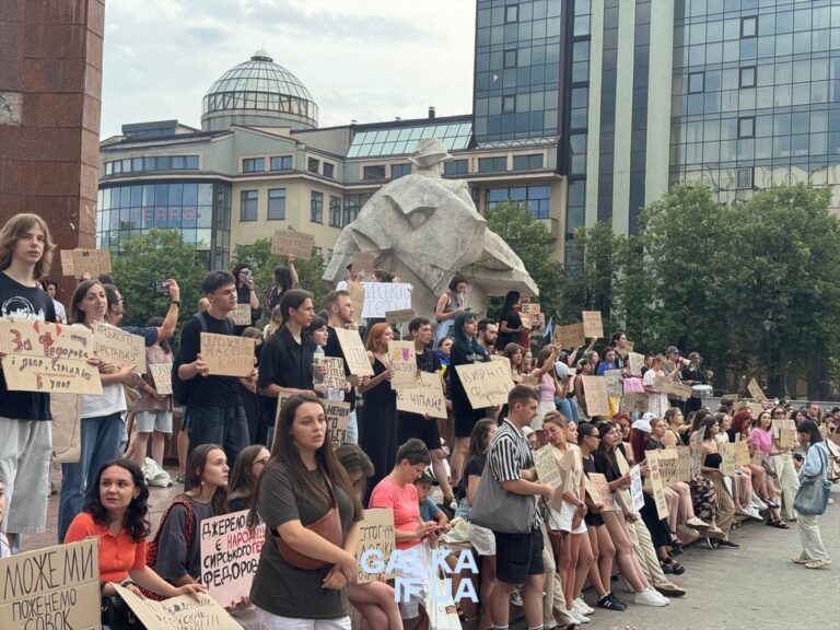 “Ми все ще тут”: у Франківську третій день поспіль мітингували проти відставки Федорова (ФОТО, ВІДЕО)