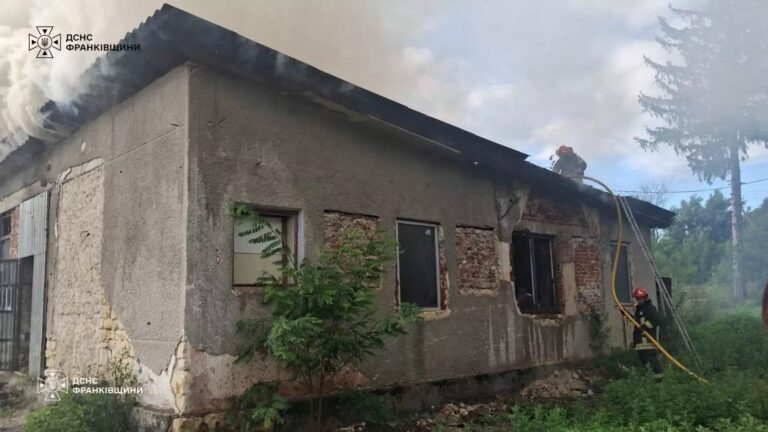 У Рогатинській громаді горів склад: вогонь охопив 100 квадратних метрів
