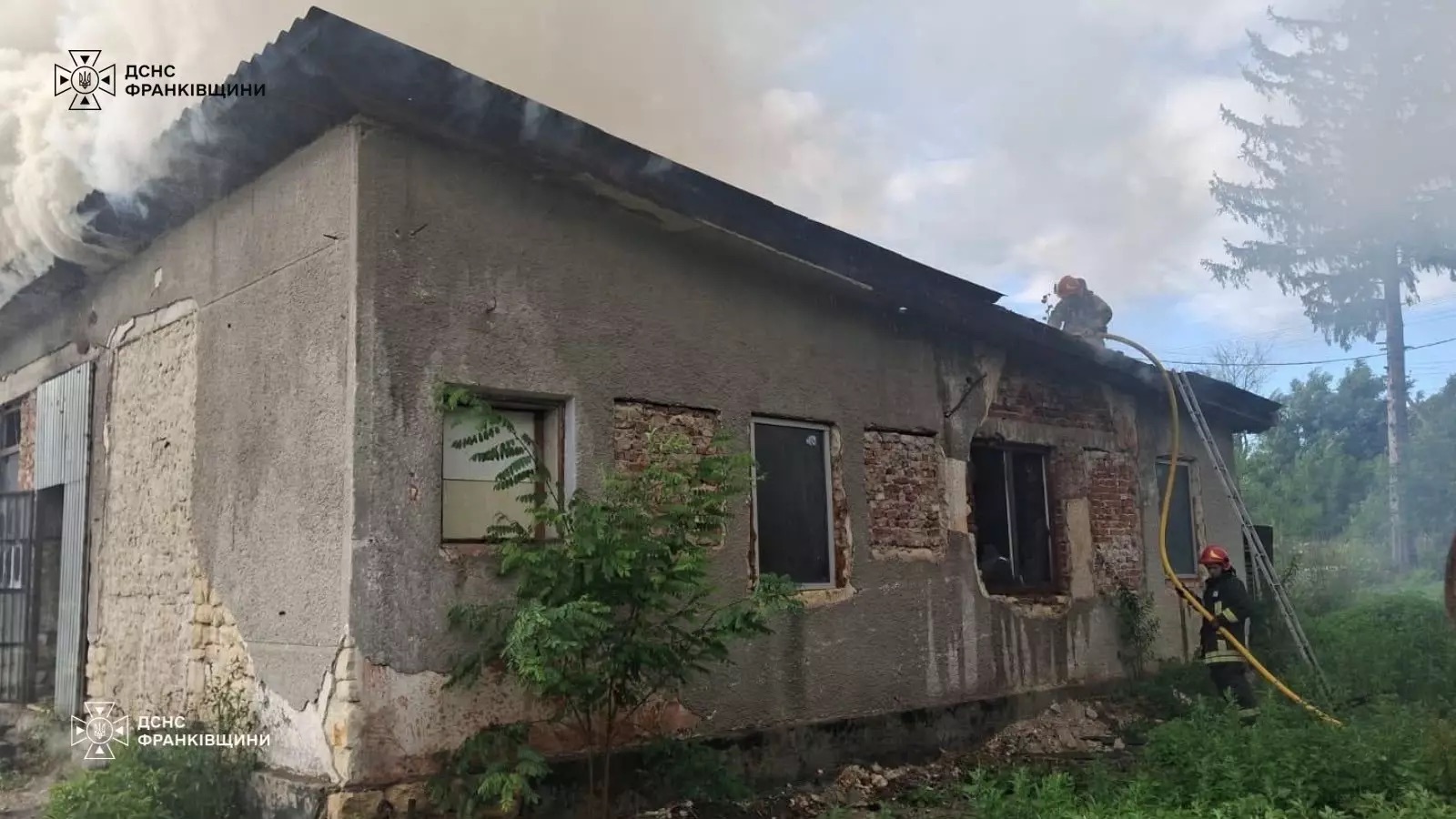 У Рогатинській громаді горів склад: вогонь охопив 100 квадратних метрів