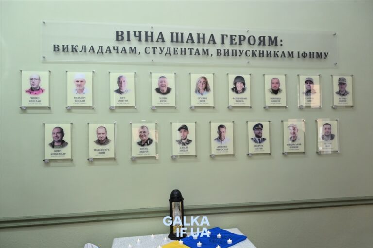 “Нам треба бути гідними їхнього подвигу своїми вчинками”: в ІФНМУ відкрили інсталяції пам’яті 17 полеглим медикам (ФОТО)