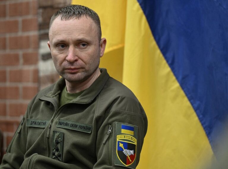 Після тижня протестів Зеленський звільнив Сирського