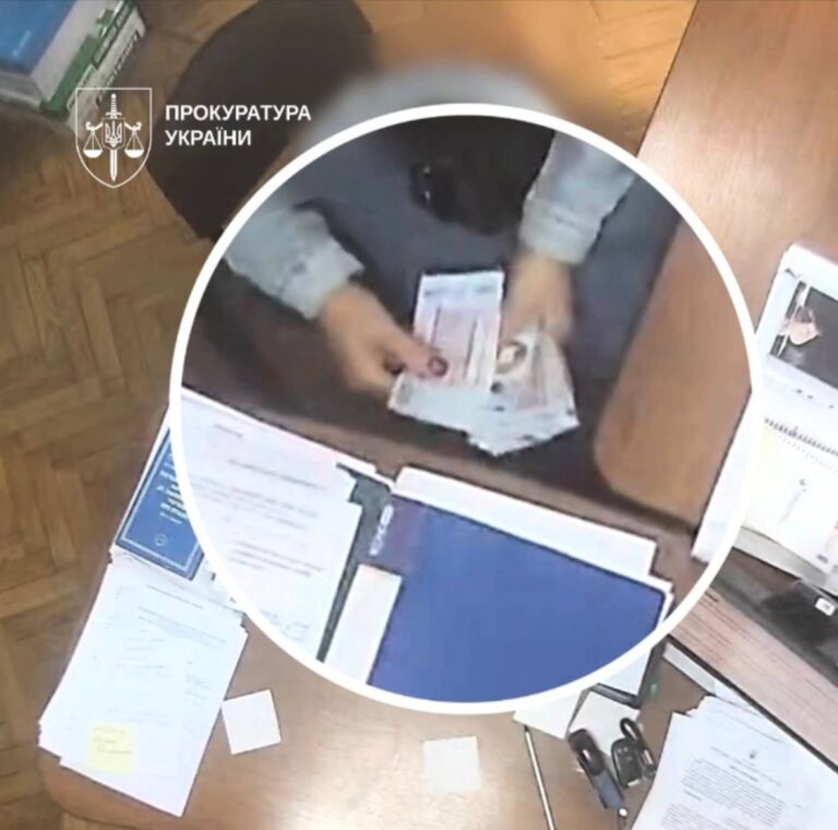 Хабарництво на пів мільйона гривень: нові підозри у справі про побори з бізнесу на Прикарпатті