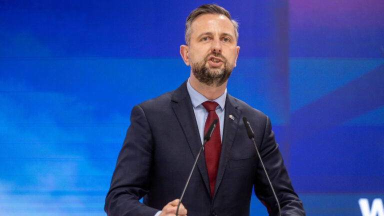 Міністр оборони Польщі Владислав Косіняк-Камиш наказав розсекретити дані про допомогу Україні