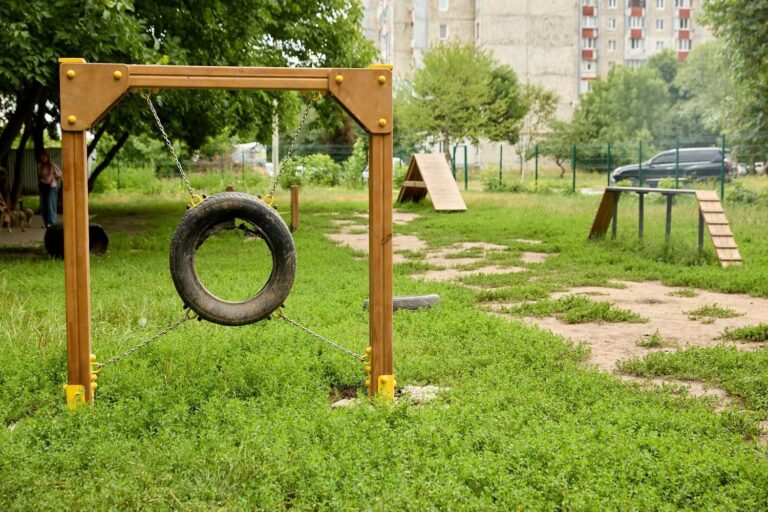 В Івано-Франківську встановили амфітеатр та тренажери у Молодіжному парку (ФОТО)