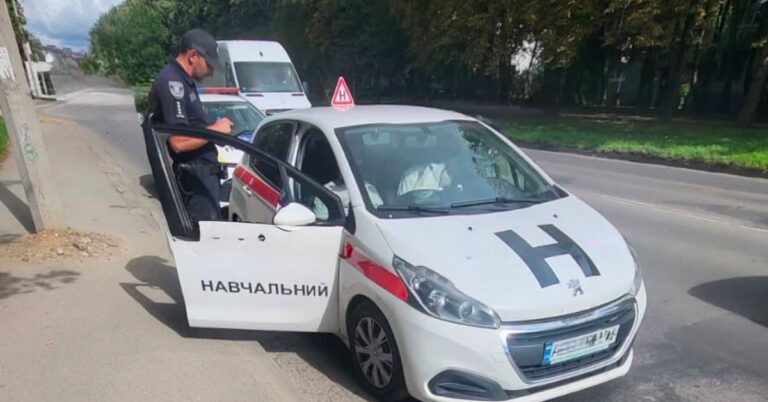 У Франківську зупинили автоінструктора, який не мав права навчати водіїв (ФОТОФАКТ)