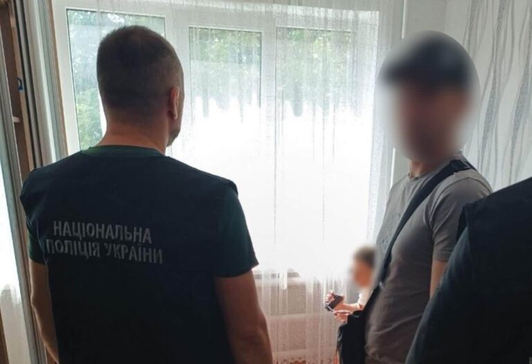 Побачив, що поїхала з дому: на Прикарпатті чоловік обікрав колишню вчительку майже на 1,3 млн гривень