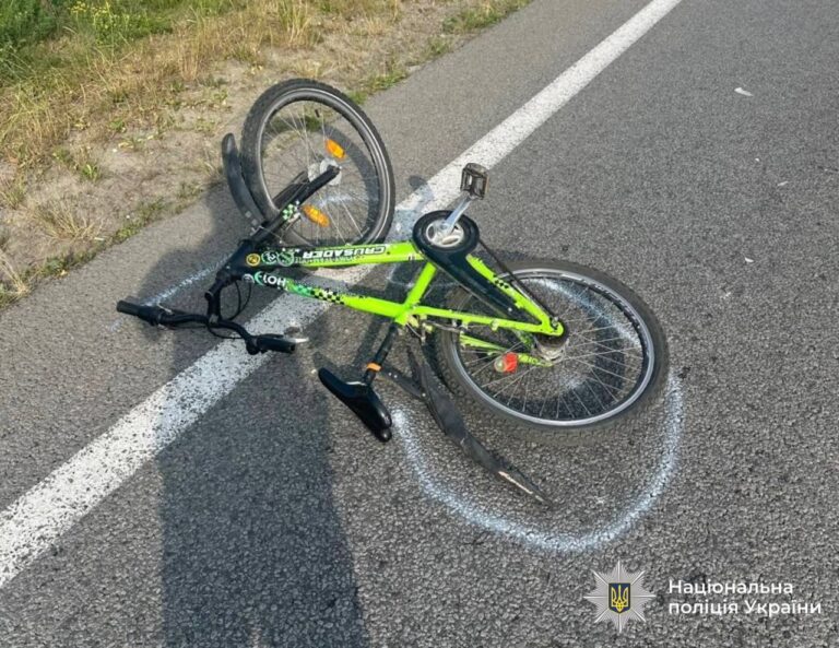 На Калущині Mercedes збив 11-річного велосипедиста: підлітка госпіталізували (ФОТО)