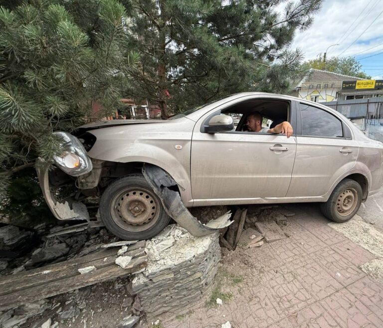 У Франківську пʼяний водій вдарив дві машини та, тікаючи від поліції, розбив і свою (ФОТО)