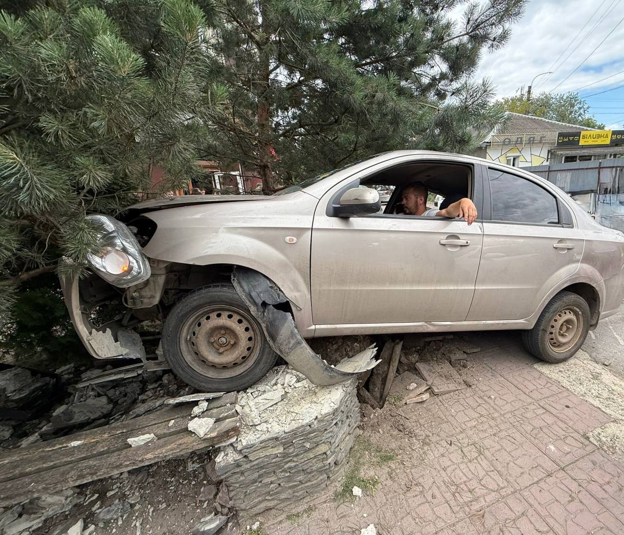 У Франківську пʼяний водій вдарив дві машини та, тікаючи від поліції, розбив і свою (ФОТО)
