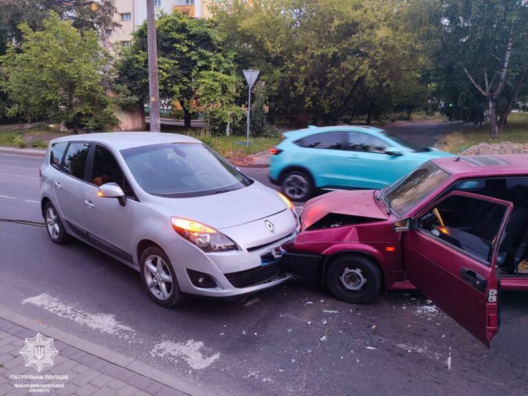 На Хіміків ВАЗ виїхав на “зустрічку” та зіткнувся з Renault: водій ймовірно п’яний (ФОТОФАКТ)