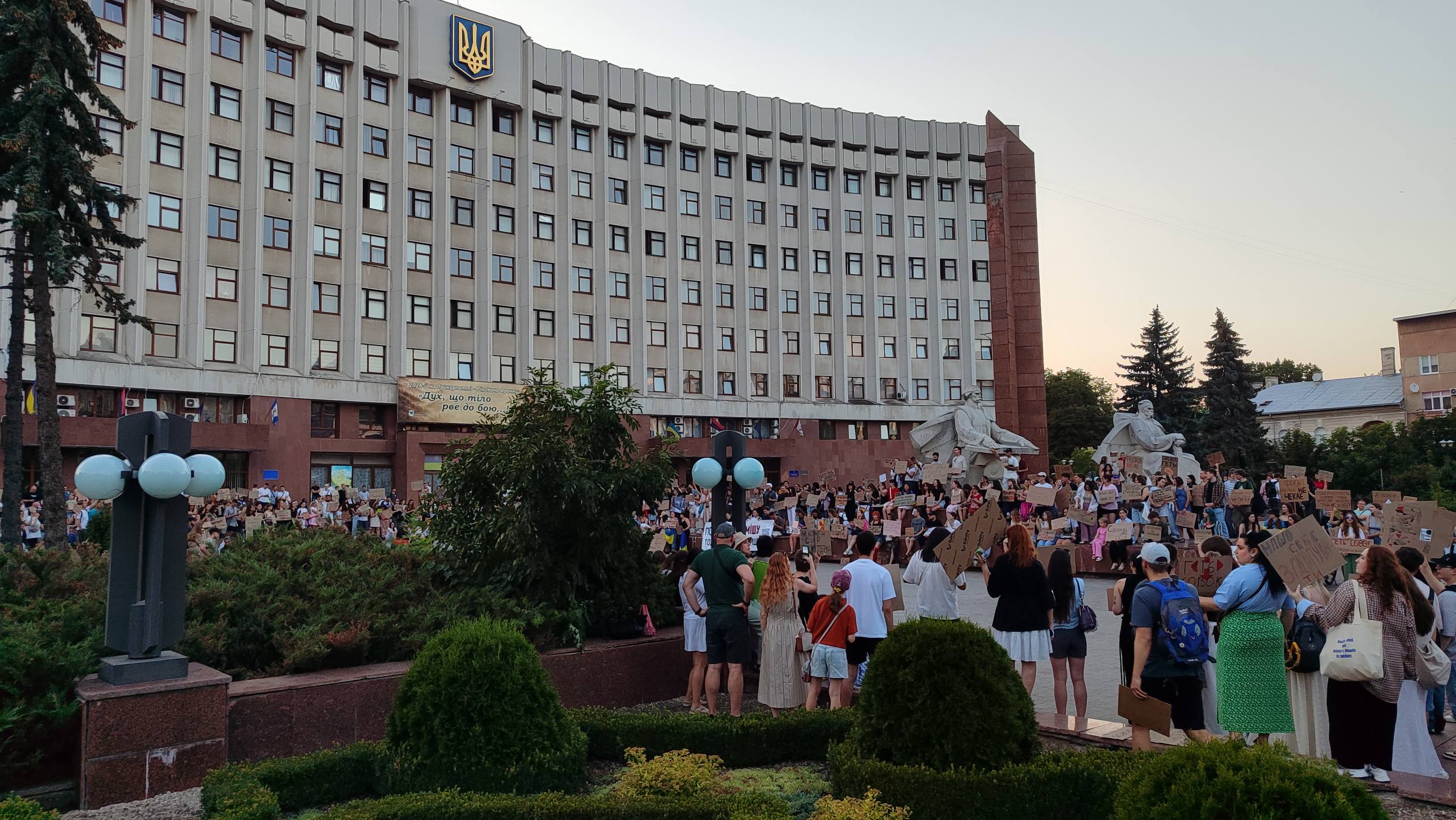 Сотні людей у Франківську знову зібралися на мітинг у підтримку Михайла Федорова (ФОТО)
