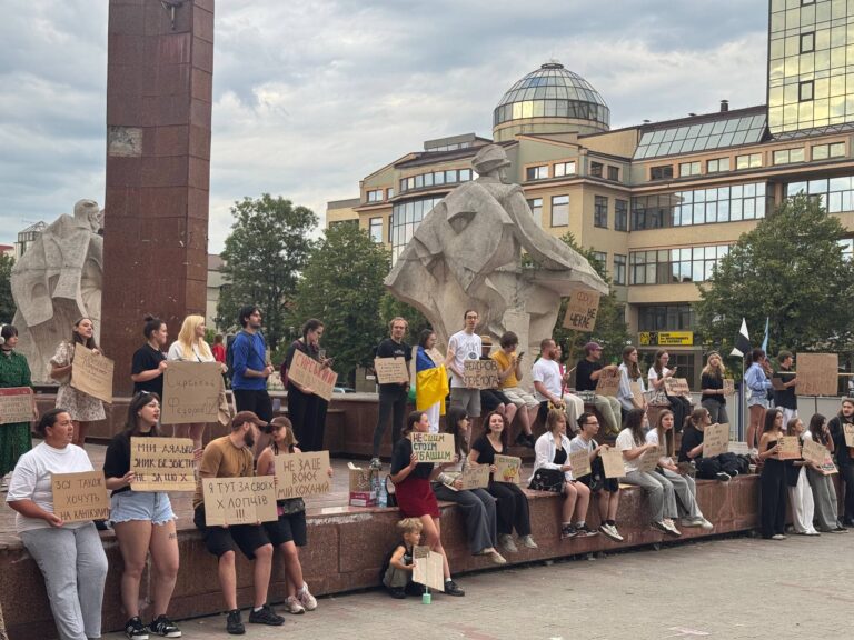 ”Пост у фейсбуці не замінить протест” — у Франківську шостий день поспіль люди  вийшли на мітинг під ОДА (ФОТО)