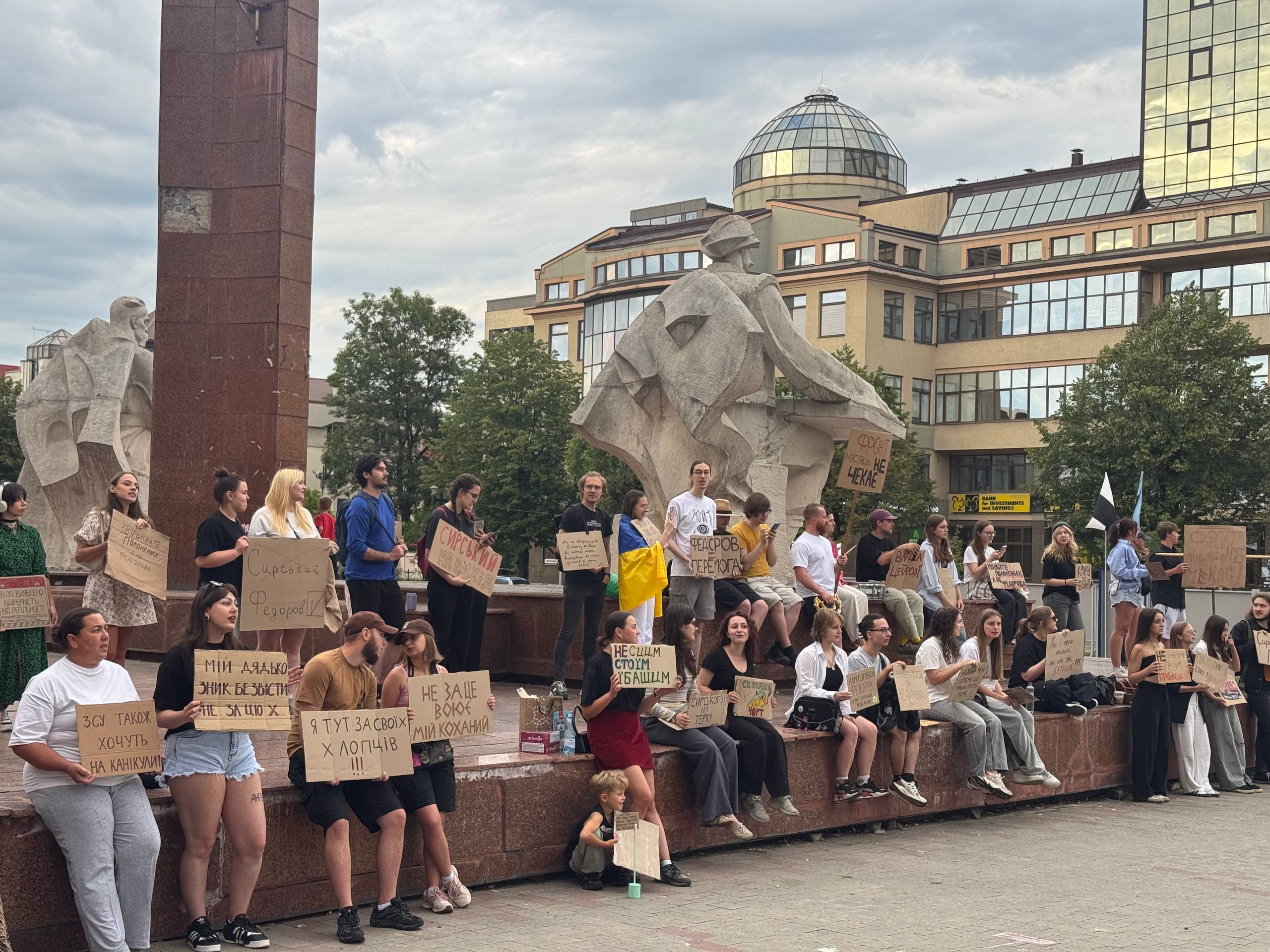 ”Пост у фейсбуці не замінить протест” — у Франківську шостий день поспіль люди  вийшли на мітинг під ОДА (ФОТО)