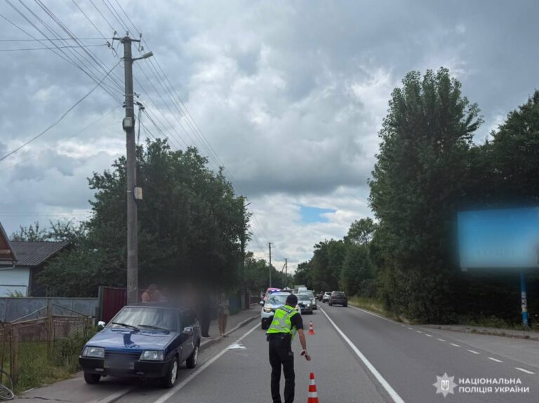 На Надвірнянщині автомобіль збив велосипедиста: його госпіталізували (ФОТО)