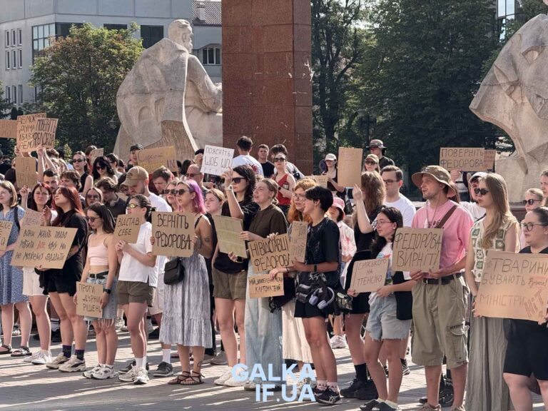 “Це НЕ потужно”: у Франківську вийшли на акцію проти можливої відставки Федорова (ФОТО)