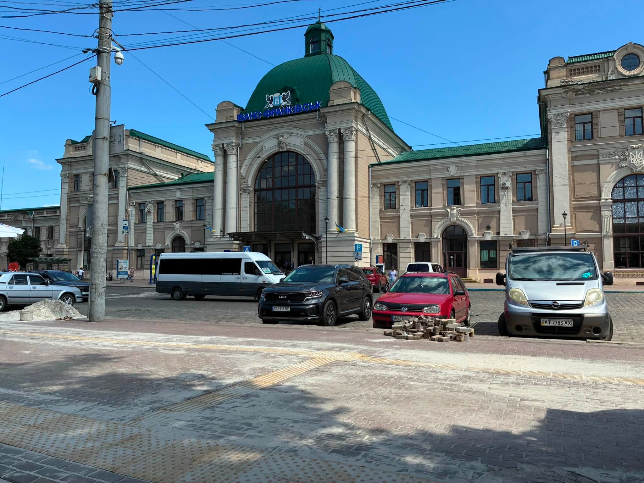 На Привокзальній площі у Франківську облаштовують безбар’єрний простір (ФОТО)