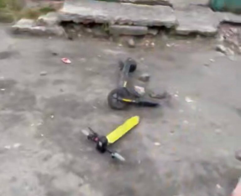 Підлітки у Франківську “по приколу” зламали електросамокат: до відповідальності притягнули батьків (ВІДЕО)