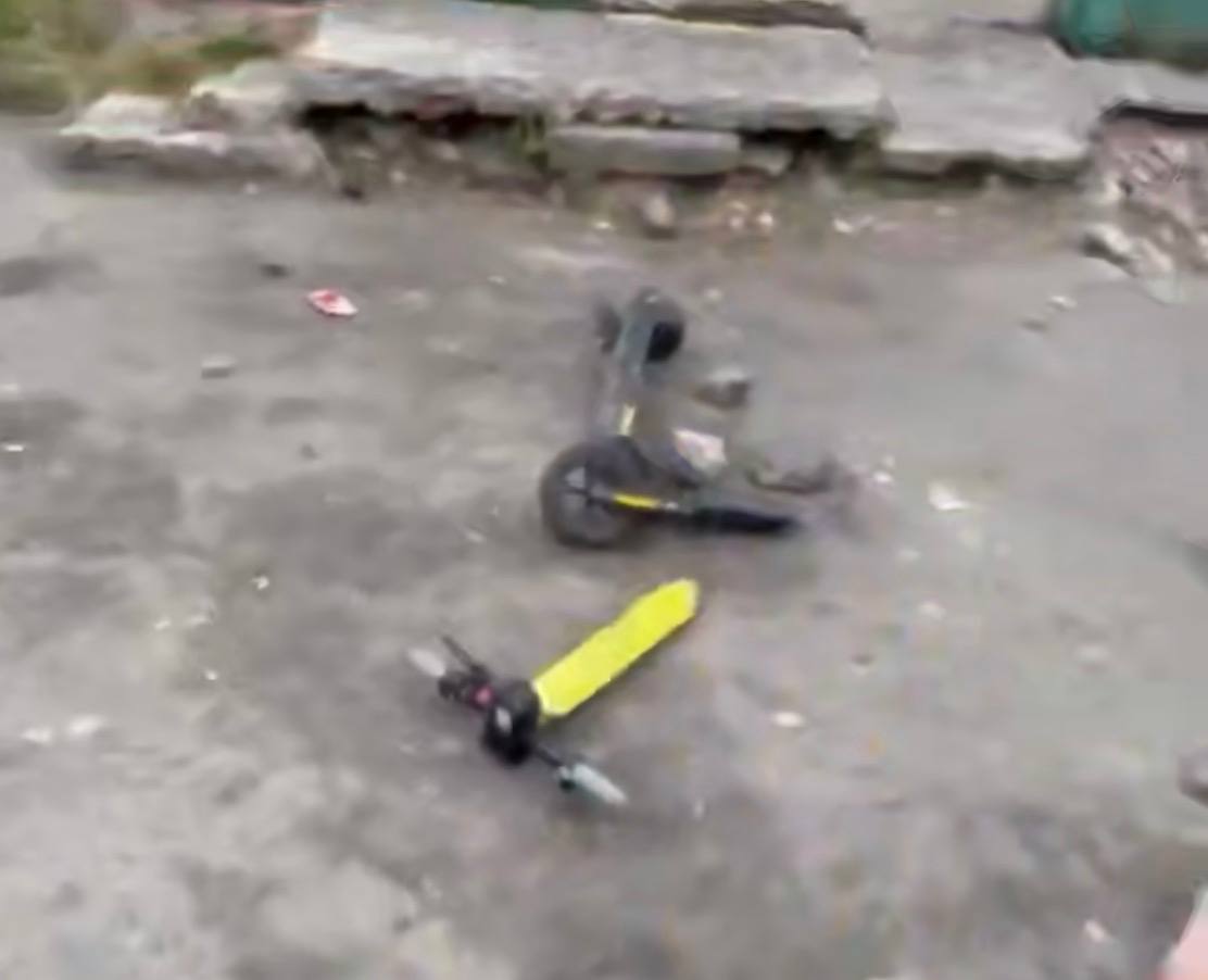 Підлітки у Франківську “по приколу” зламали електросамокат: до відповідальності притягнули батьків (ВІДЕО)