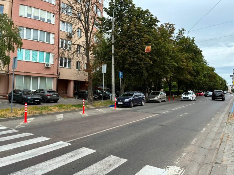 На яких ще вулицях Франківська зʼявилися обмежувальні стовпчики (ПЕРЕЛІК)